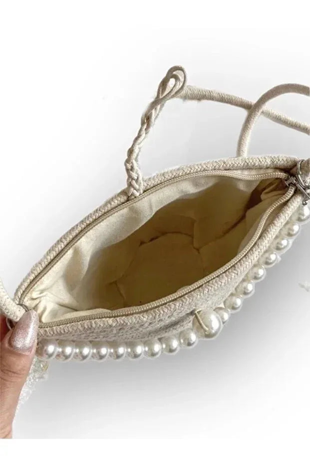 Close-up of the bag's pearl design and knitted fabric texture highlighting craftsmanship.