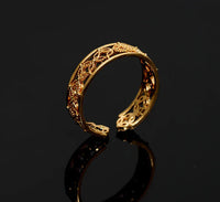 Hélodie Ring shows delicate gold band with adjustable feature on plain white surface