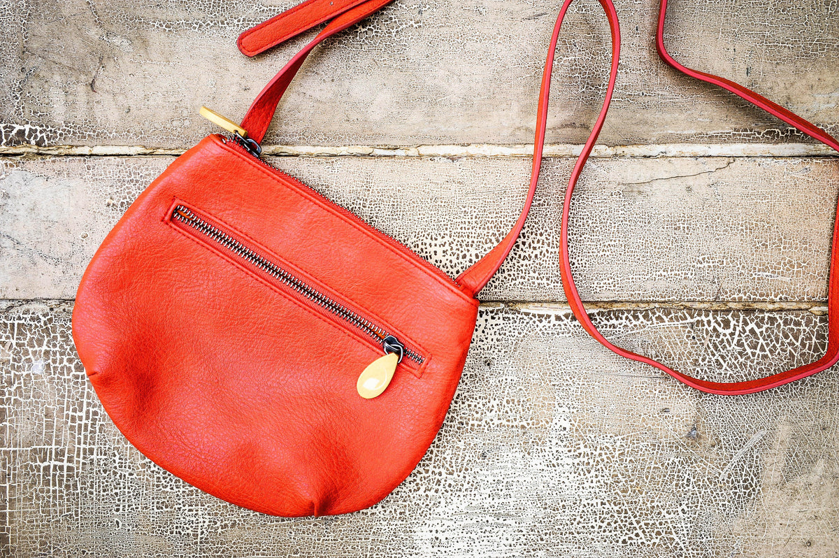 Willoughby Crossbody Bag in 5 Colors - Snagva