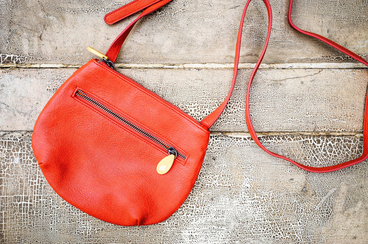 Willoughby Crossbody Bag in 5 Colors - Snagva