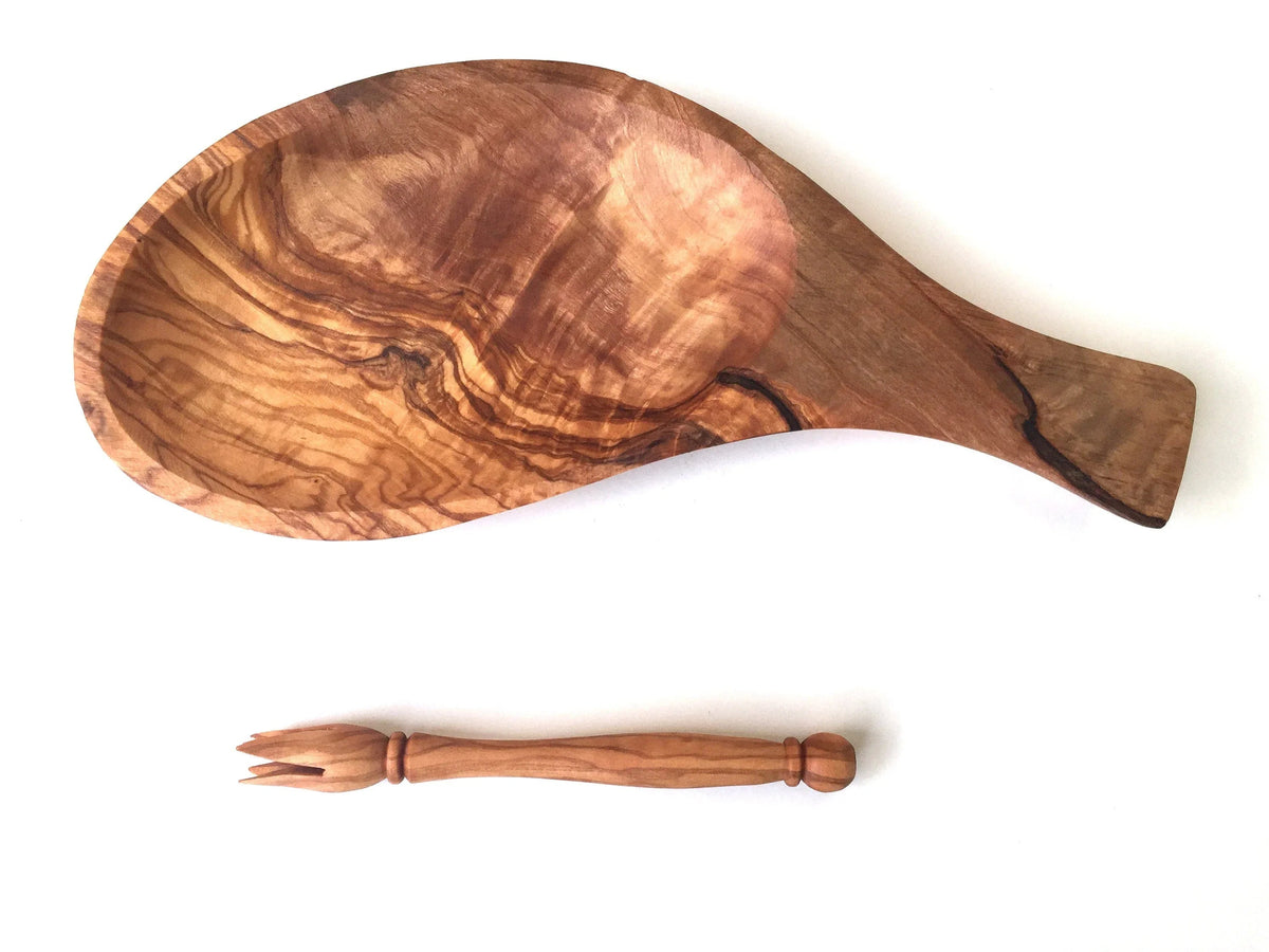 Side angle of the serving platter with handle and skewers ready for serving food.