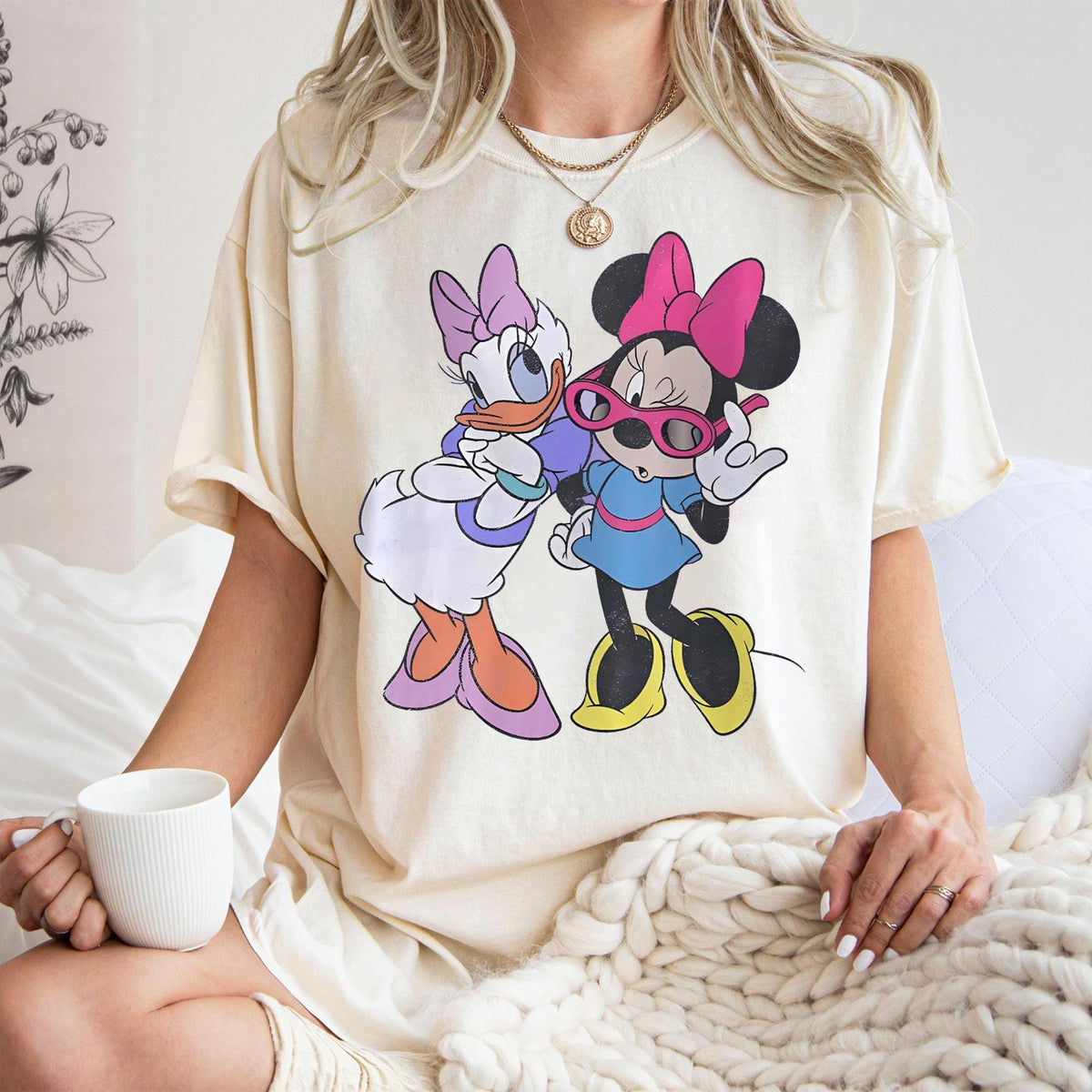 Retro Minnie Daisy — Comfort Colors Tee fan art by Snagva