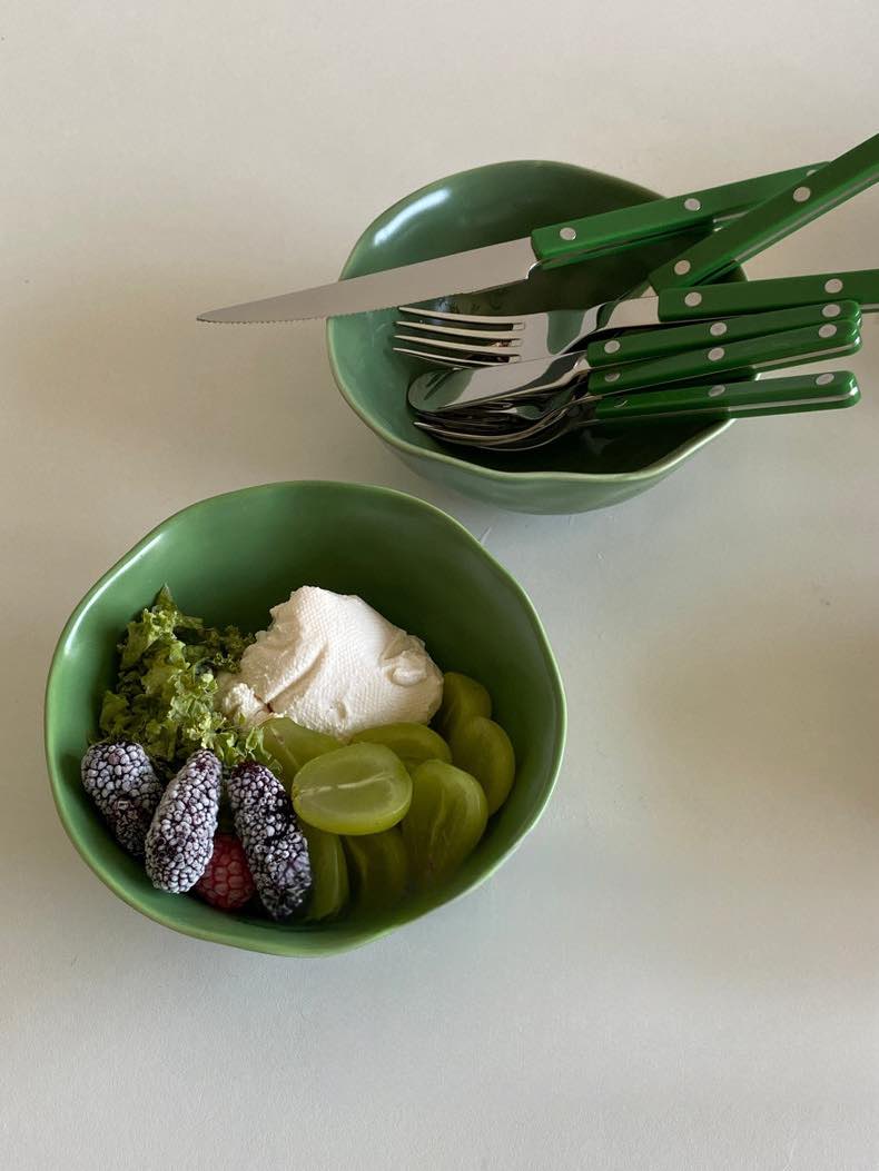 10-piece dopamine cutlery set neatly arranged on a wooden surface highlighting each utensil.